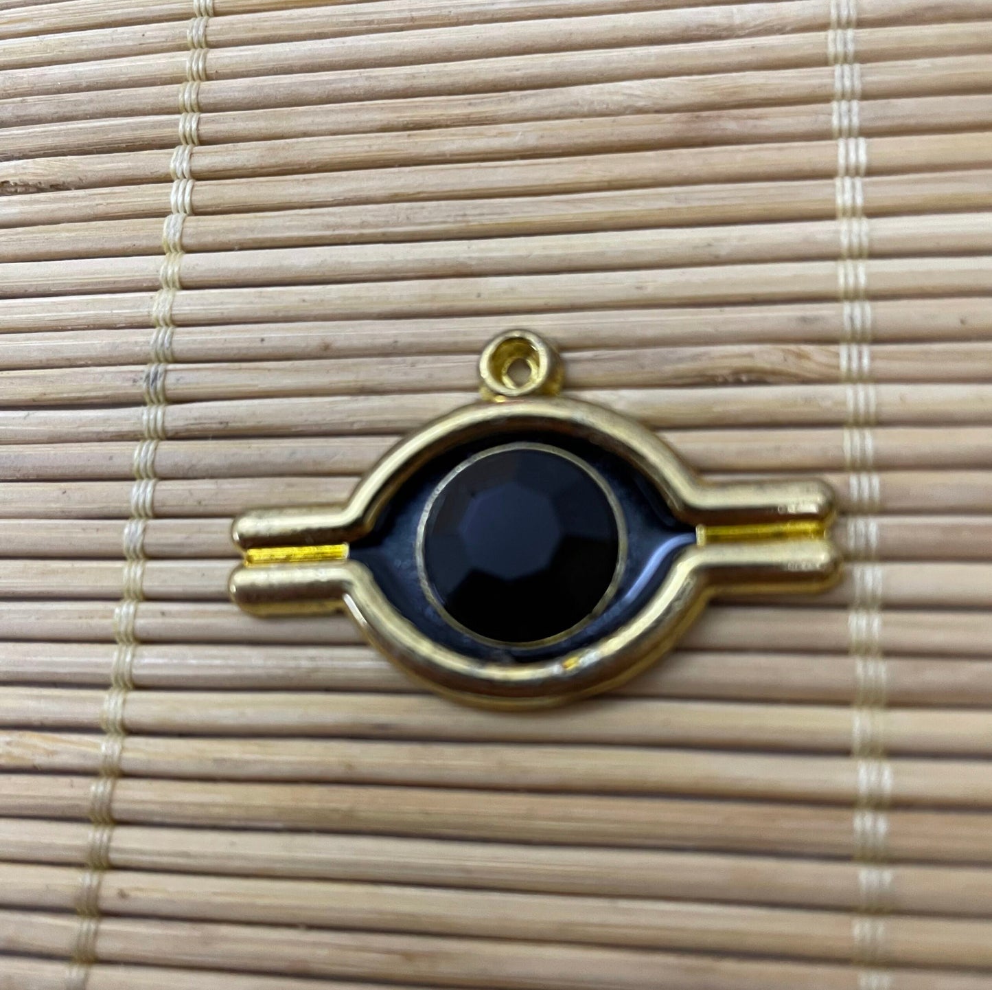 Pendentif Oeil Du Millenium Yu-Gi-Oh! ( 4 cm )