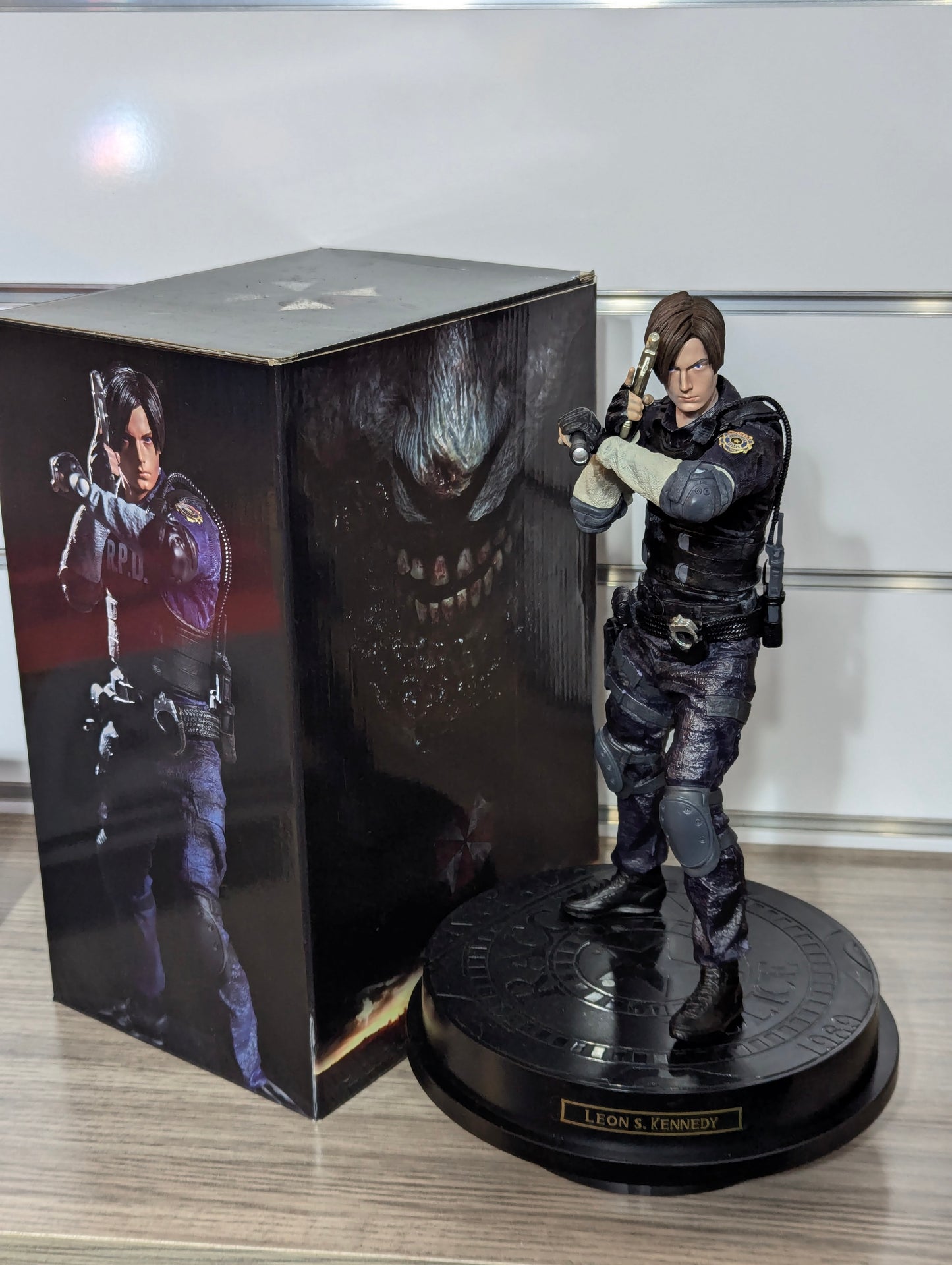 Figurine Resident Evil Leon S Kennedy 34 Cm