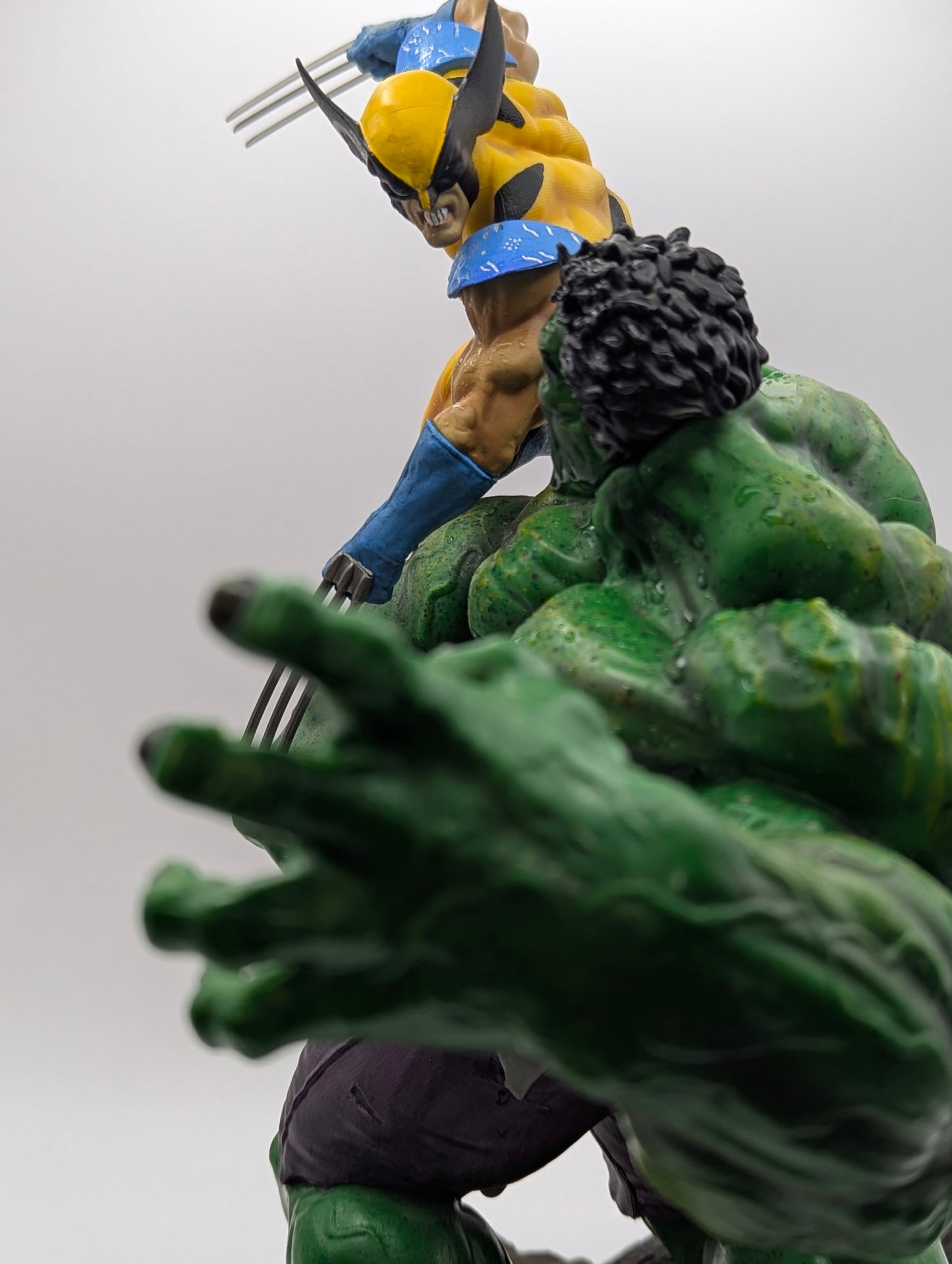 Figurine Hulk vs Wolverine 30 cm