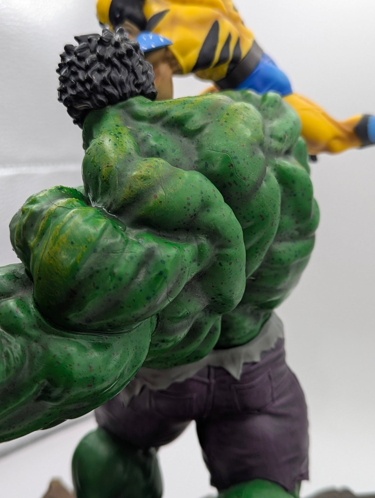 Figurine Hulk vs Wolverine 30 cm
