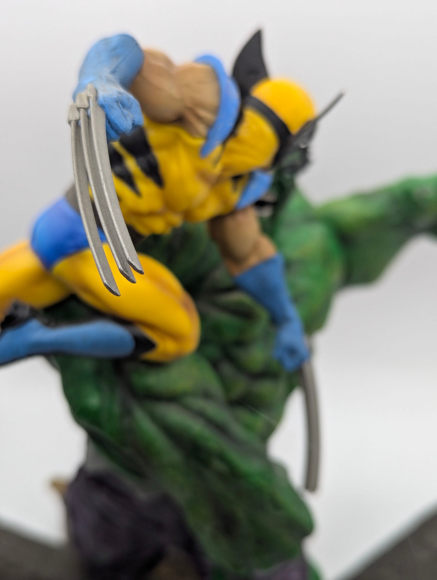 Figurine Hulk vs Wolverine 30 cm