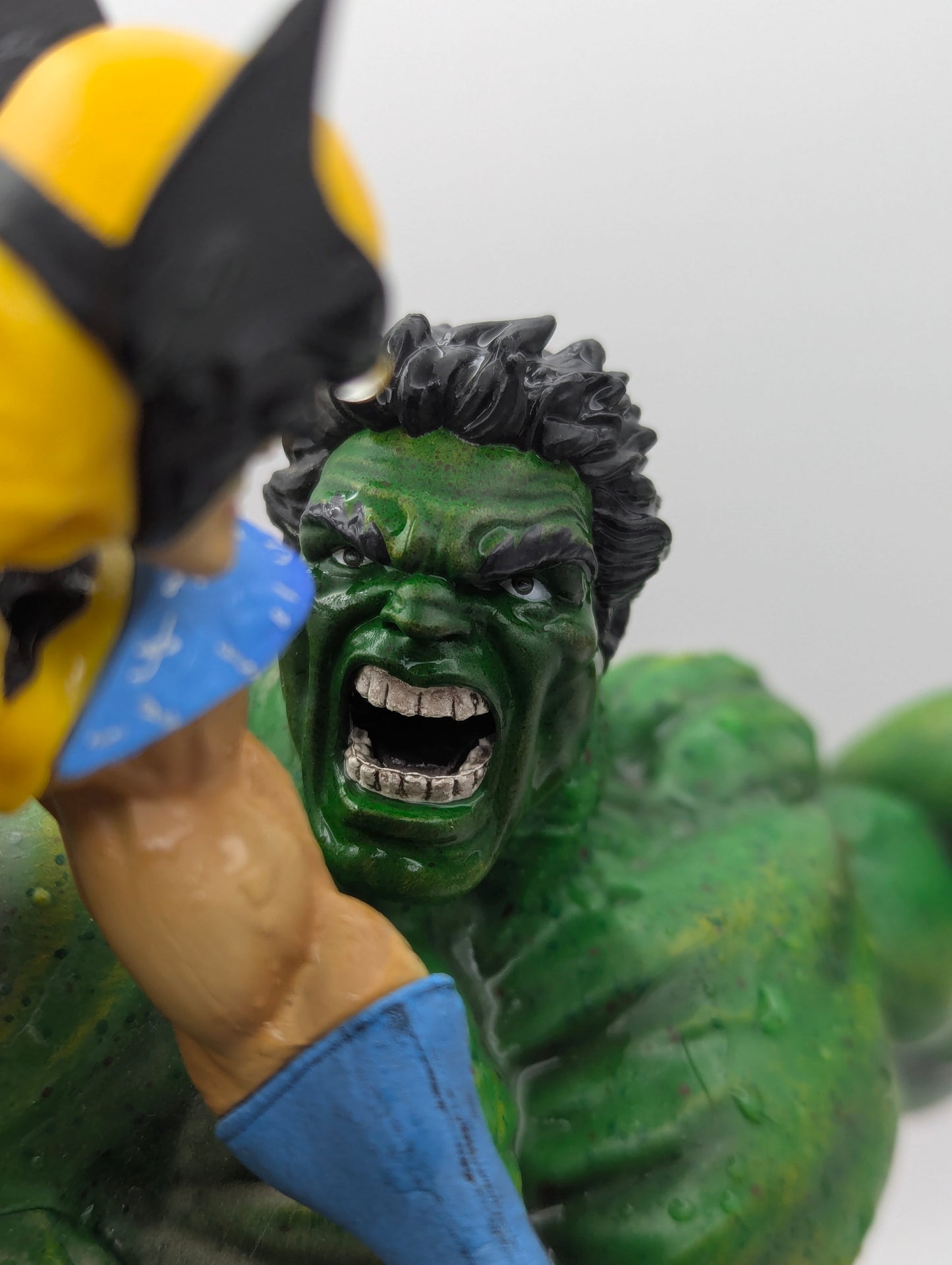 Figurine Hulk vs Wolverine 30 cm