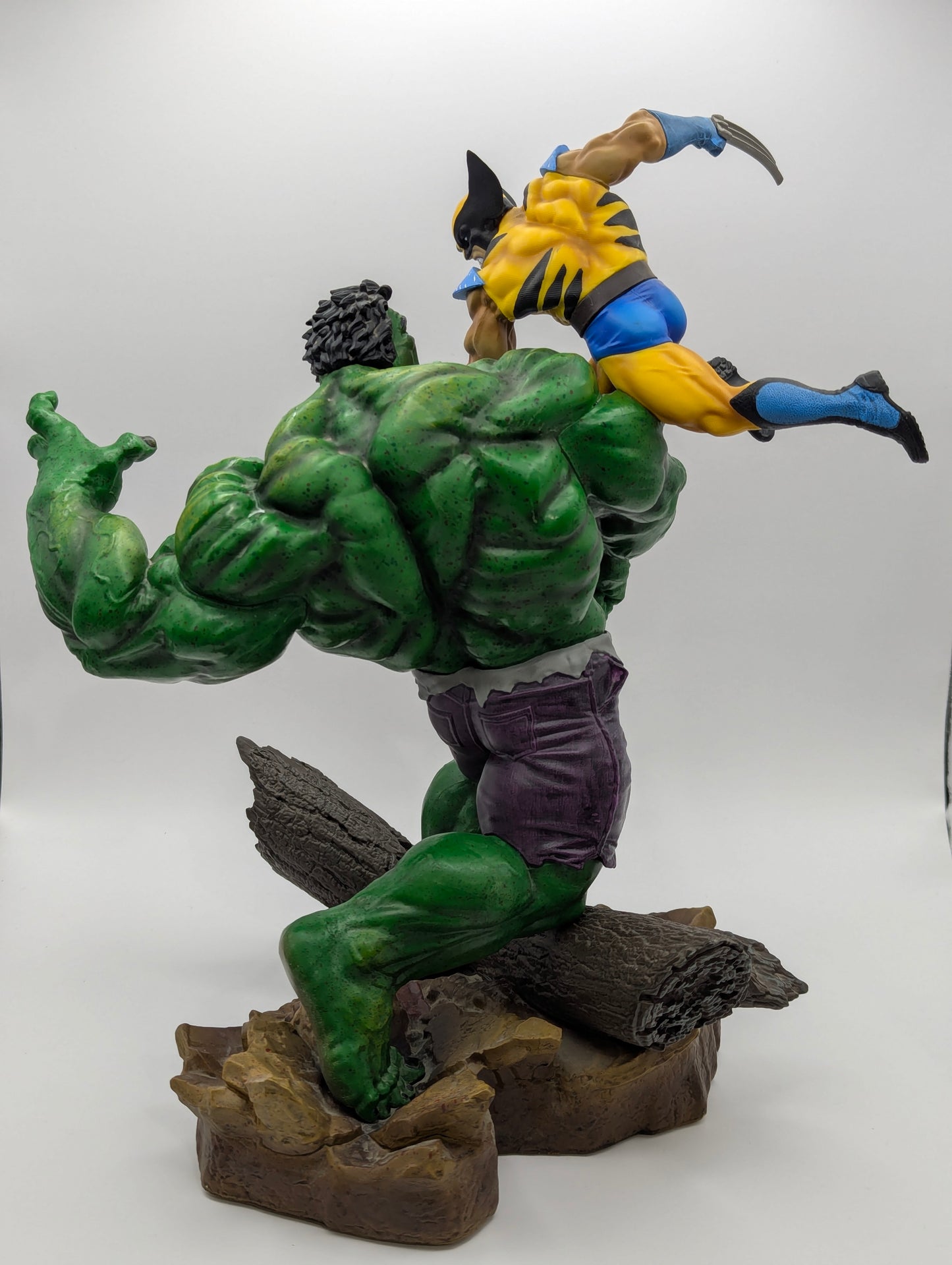 Figurine Hulk vs Wolverine 30 cm