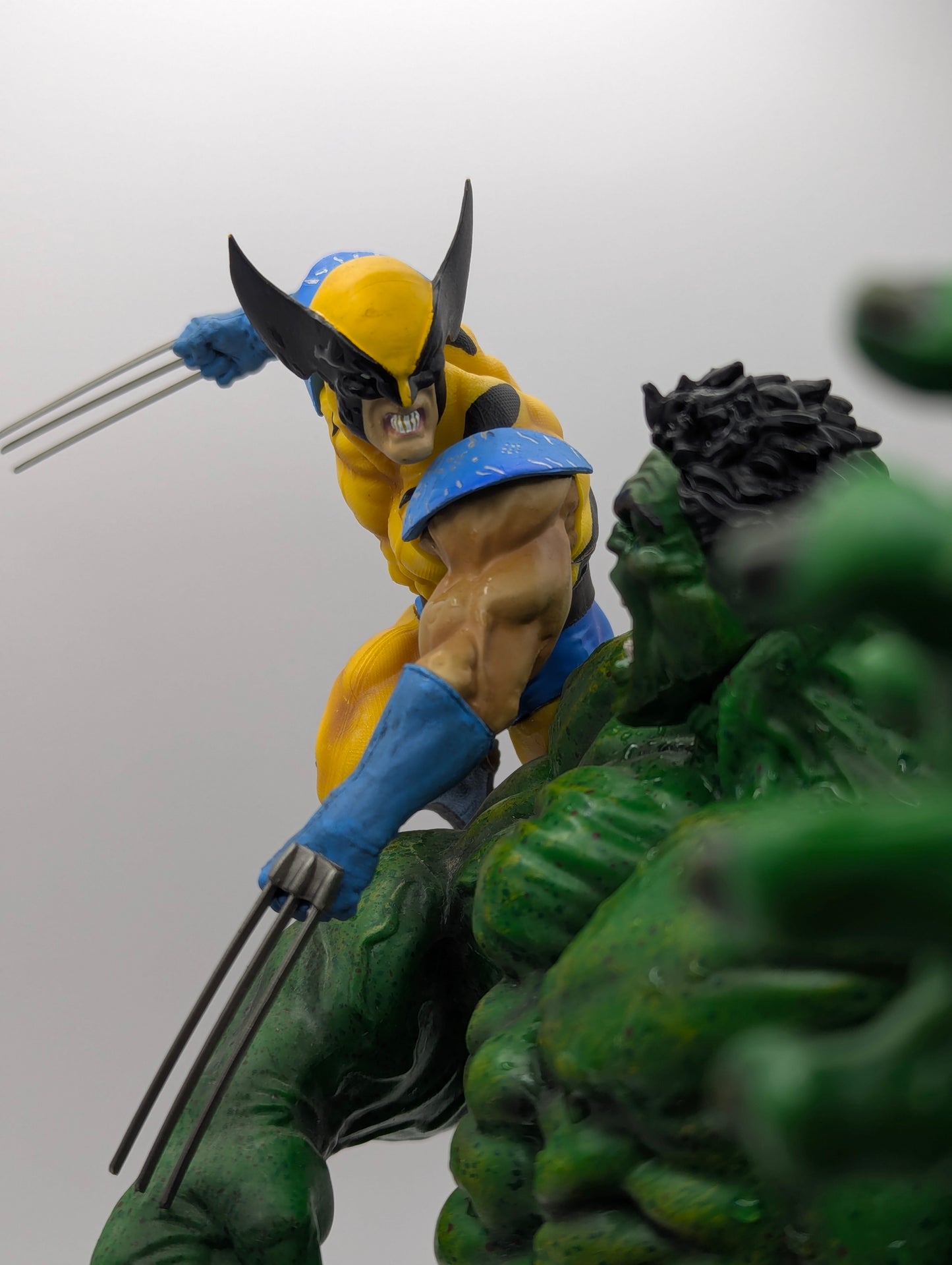 Figurine Hulk vs Wolverine 30 cm