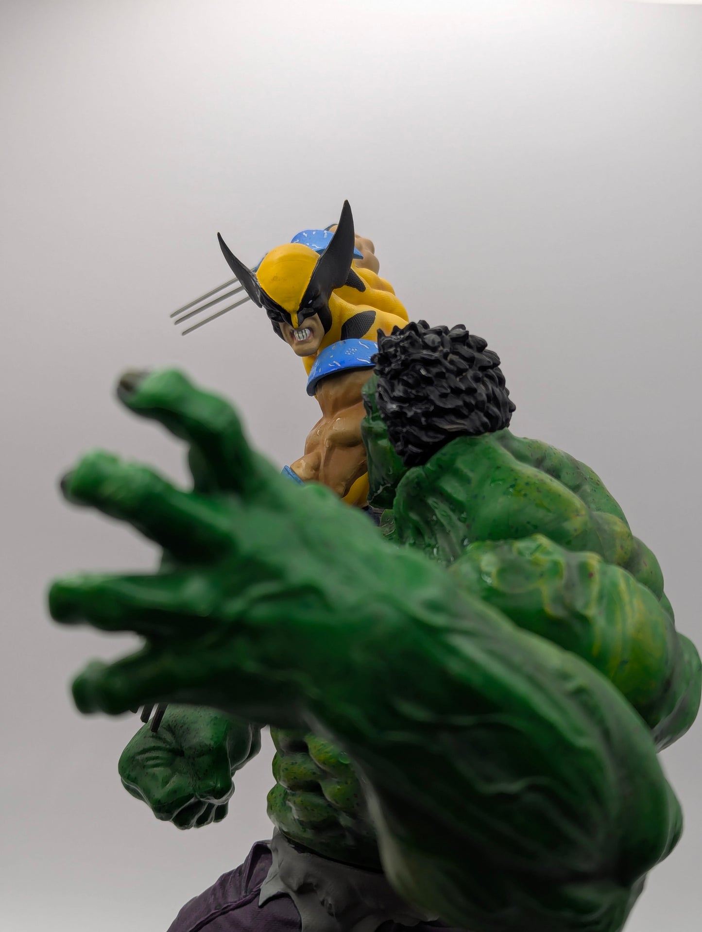 Figurine Hulk vs Wolverine 30 cm