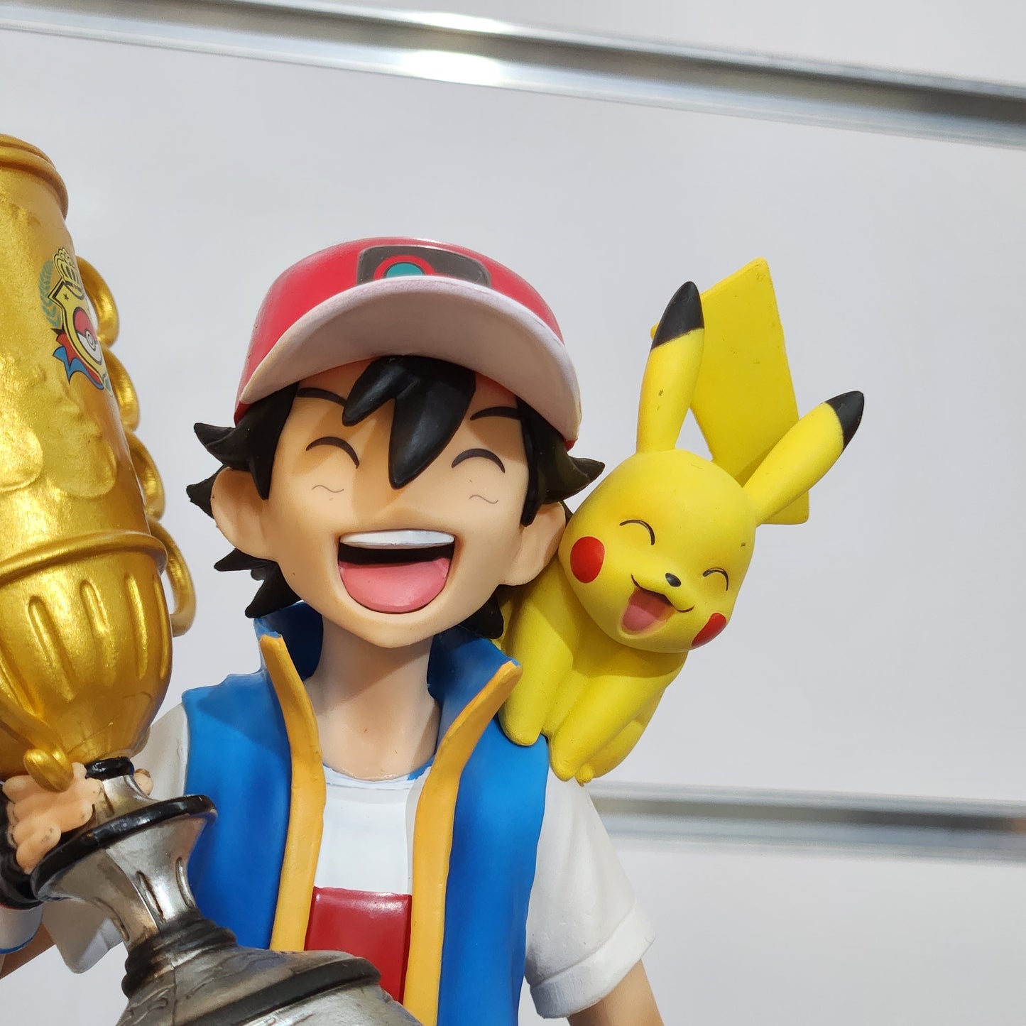 Figurine Sacha et Pikachu coupe 26 cm