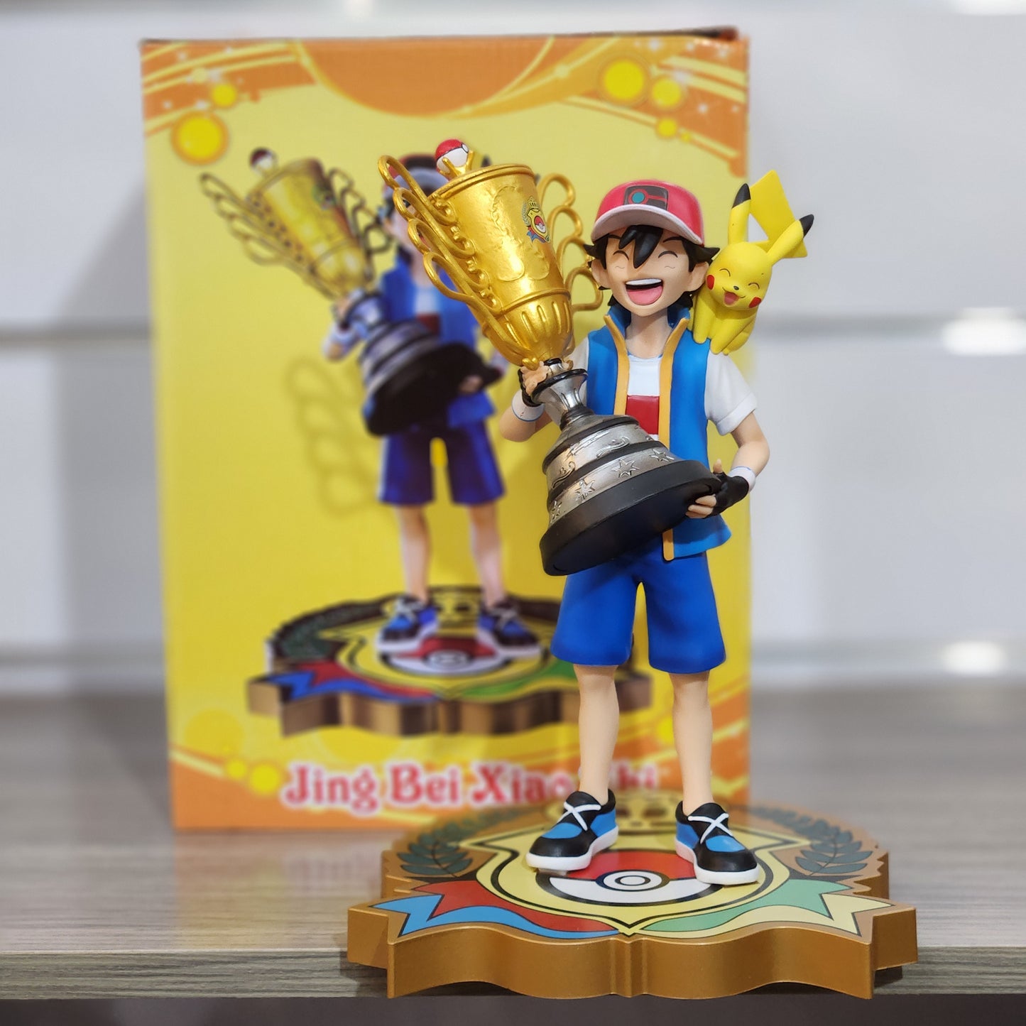 Figurine Sacha et Pikachu coupe 26 cm