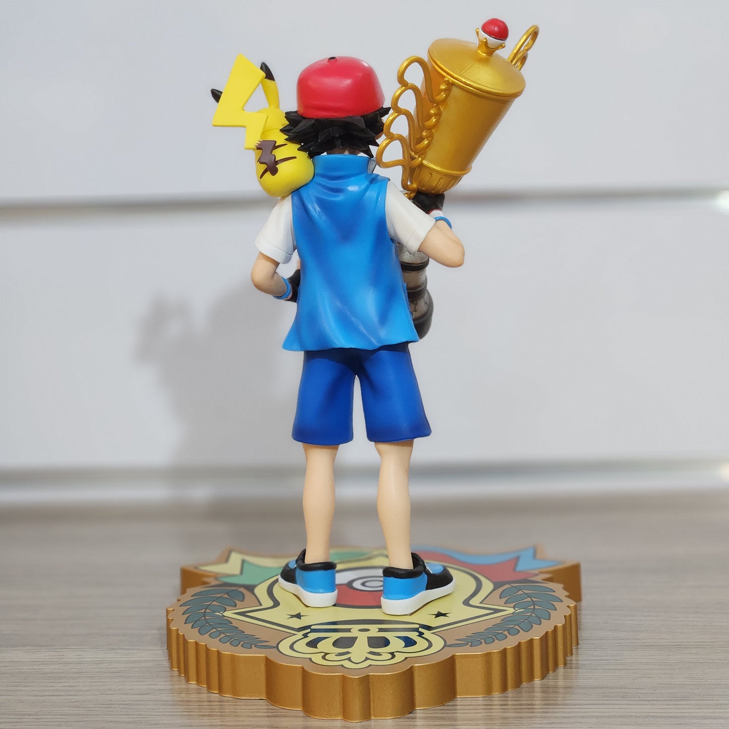 Figurine Sacha et Pikachu coupe 26 cm