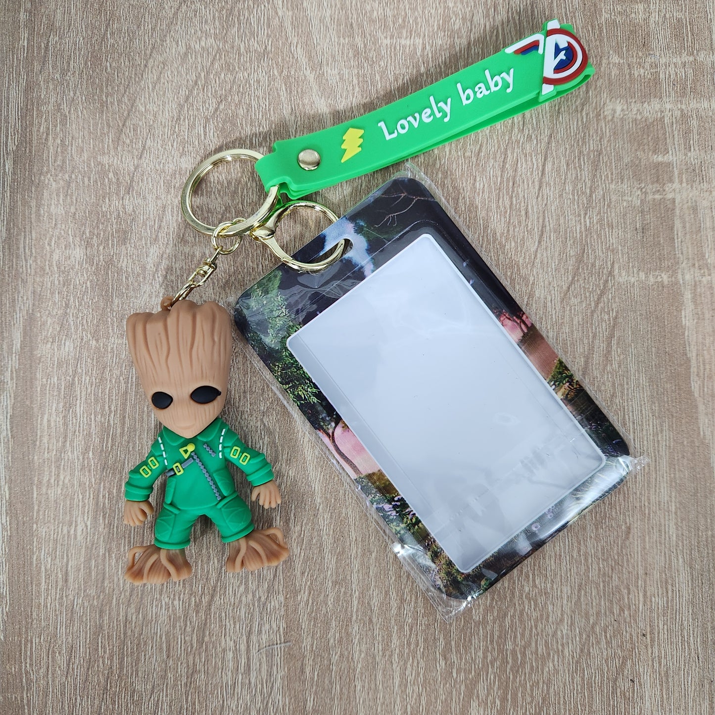 Copie de Porte clé avec badge groot