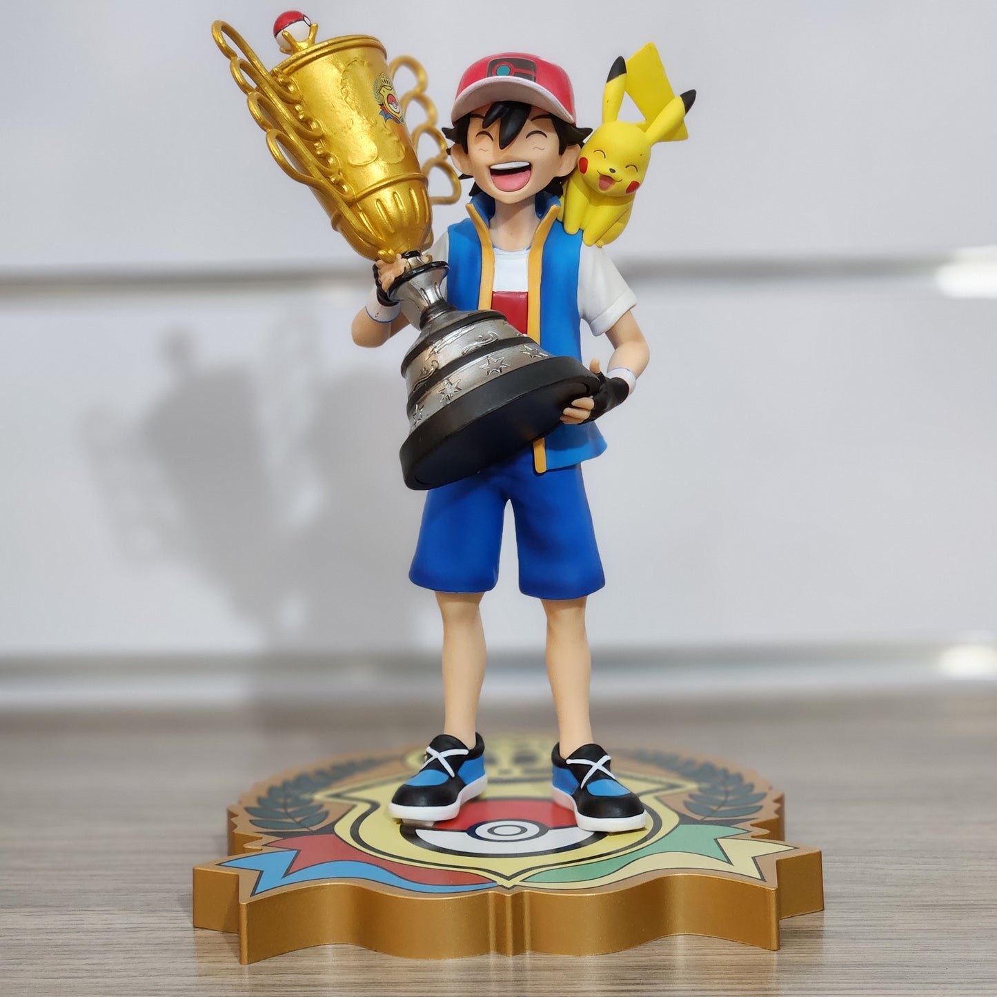 Figurine Sacha et Pikachu coupe 26 cm
